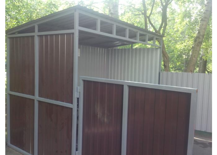 Контейнерная площадка из профлиста с низкими воротами для сбора ТБО