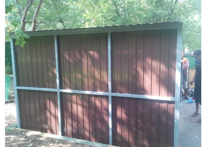 Контейнерная площадка из профлиста с низкими воротами для сбора ТБО