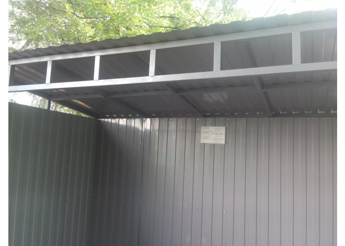 Контейнерная площадка из профлиста с низкими воротами для сбора ТБО