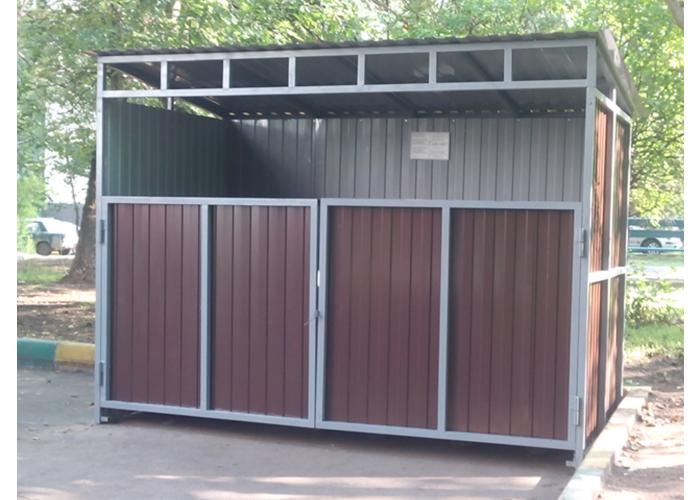 Контейнерная площадка из профлиста с низкими воротами для сбора ТБО